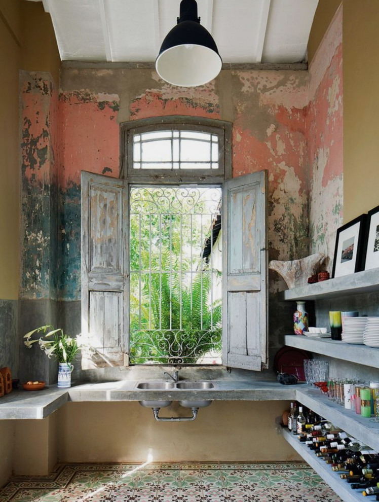 Idéer för en medelhavsstil grå u-formad tvättstuga, med öppna hyllor, en dubbel diskho, grå skåp, flerfärgade väggar och flerfärgat golv