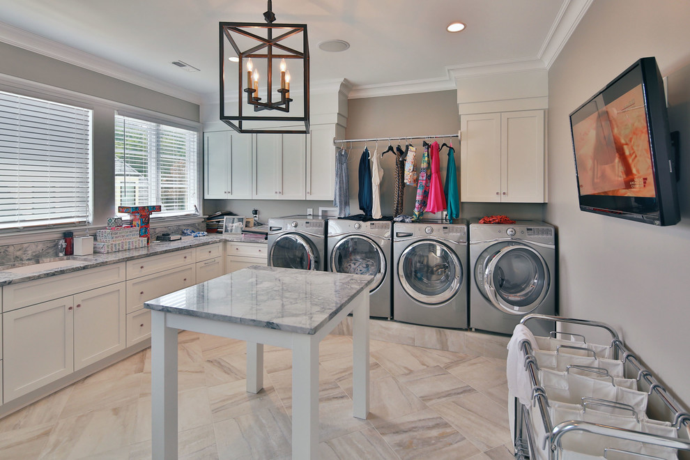Immagine di una grande sala lavanderia chic con lavello sottopiano, ante con riquadro incassato, ante bianche, pareti grigie e lavatrice e asciugatrice affiancate