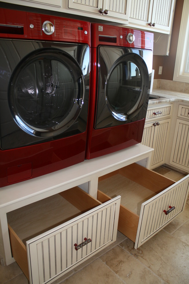 Exempel på en mellanstor klassisk l-formad tvättstuga enbart för tvätt, med en undermonterad diskho, luckor med profilerade fronter, vita skåp, marmorbänkskiva, bruna väggar, klinkergolv i keramik och en tvättmaskin och torktumlare bredvid varandra