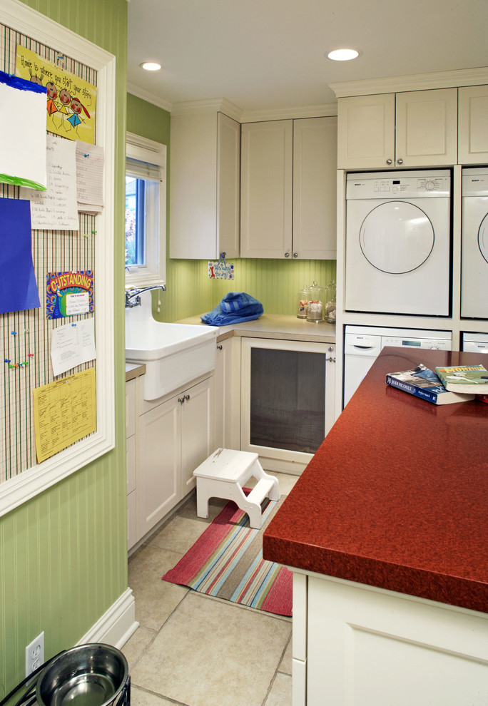Modelo de lavadero clásico con puertas de armario beige, suelo beige y encimeras rojas