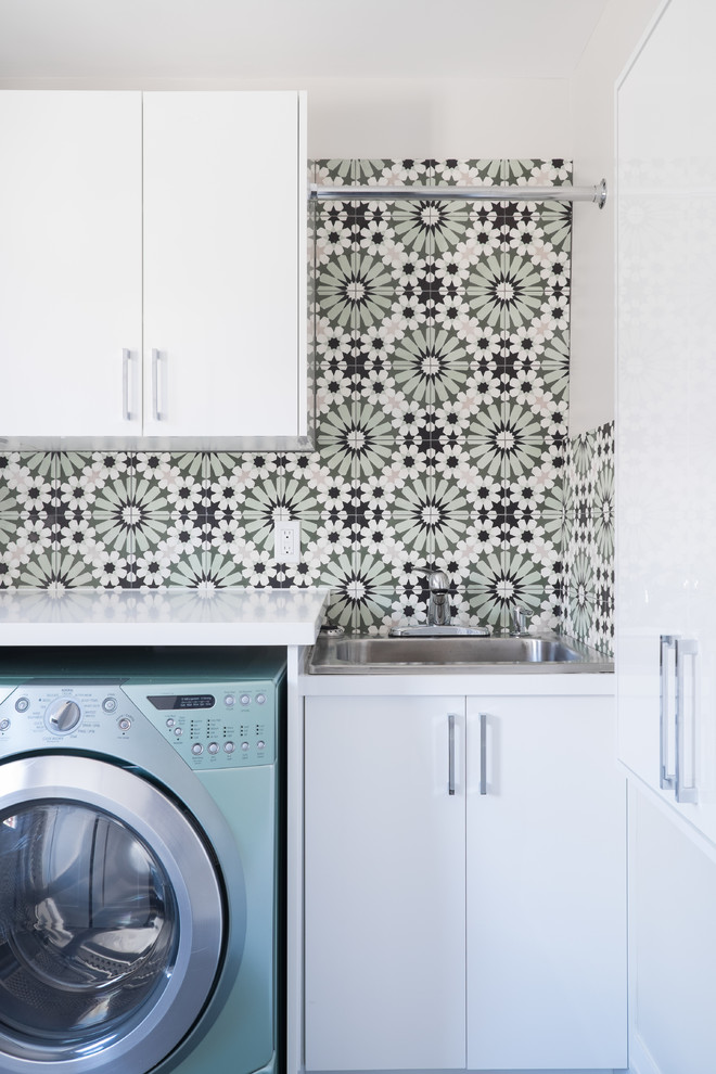Idee per una sala lavanderia contemporanea con ante lisce, ante bianche, top in superficie solida e pareti multicolore