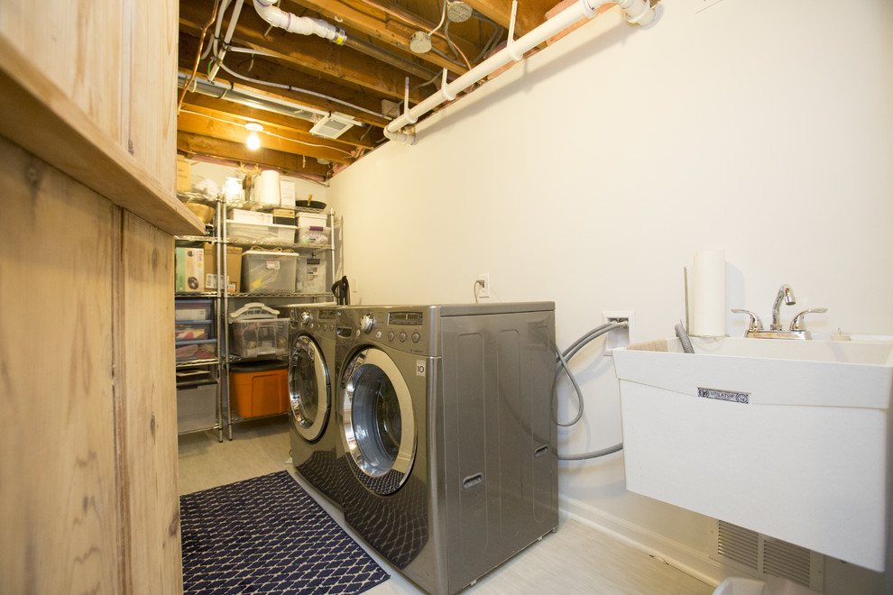 Immagine di una piccola sala lavanderia design con lavatoio, pareti bianche e lavatrice e asciugatrice affiancate