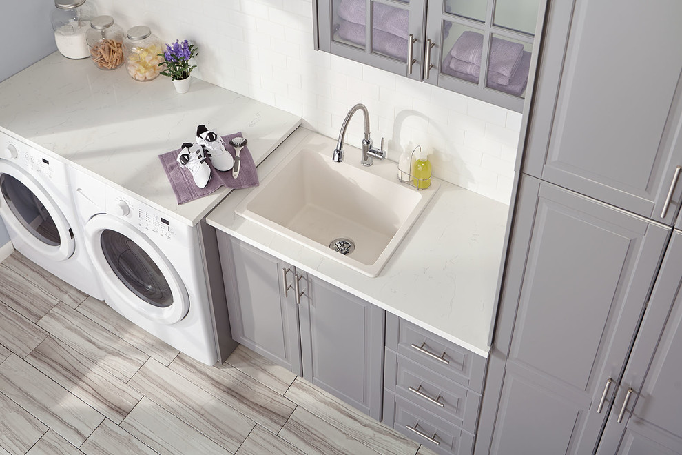 Idéer för en vita tvättstuga, med en nedsänkt diskho, grå skåp och en tvättmaskin och torktumlare bredvid varandra