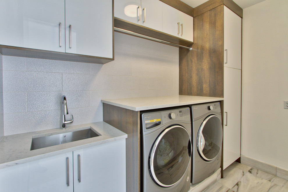 Idee per una sala lavanderia minimalista di medie dimensioni con lavello sottopiano, ante lisce, ante in legno scuro, top in quarzite, pareti bianche, pavimento in marmo e lavatrice e asciugatrice affiancate