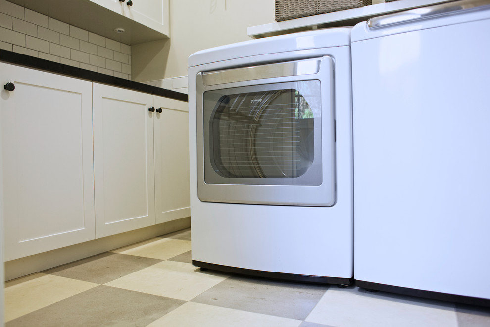 Idéer för mellanstora vintage linjära tvättstugor enbart för tvätt, med vita skåp, vita väggar, klinkergolv i porslin och en tvättmaskin och torktumlare bredvid varandra
