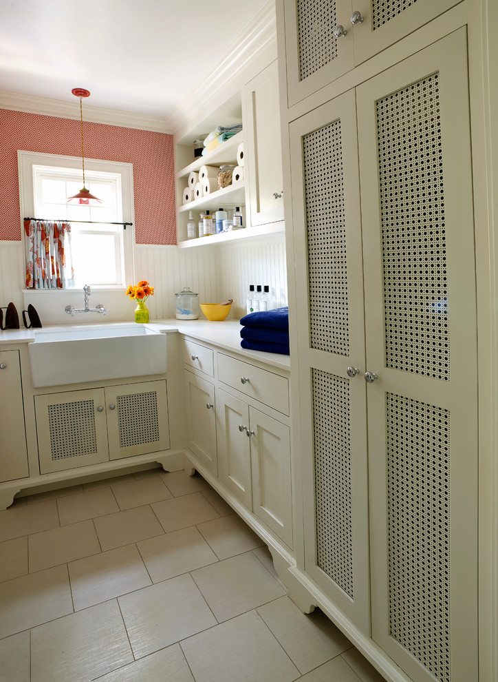 Mittelgroße Klassische Waschküche mit Landhausspüle, Schrankfronten im Shaker-Stil, weißen Schränken, Quarzwerkstein-Arbeitsplatte, roter Wandfarbe und Waschmaschine und Trockner nebeneinander in Los Angeles