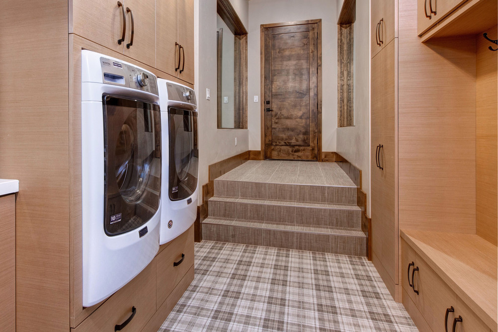 Ispirazione per una sala lavanderia tradizionale con ante lisce, ante in legno chiaro, pareti beige e lavatrice e asciugatrice affiancate