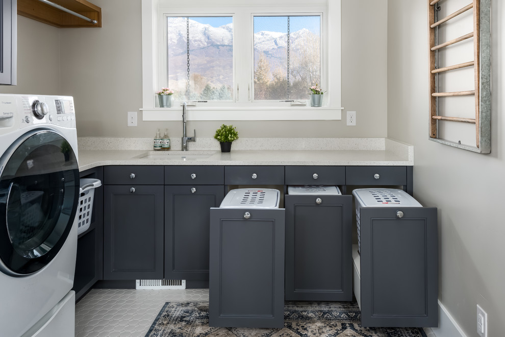 Klassische Waschküche in L-Form mit Unterbauwaschbecken, Schrankfronten mit vertiefter Füllung, grauen Schränken, grauer Wandfarbe, weißem Boden und beiger Arbeitsplatte in Salt Lake City