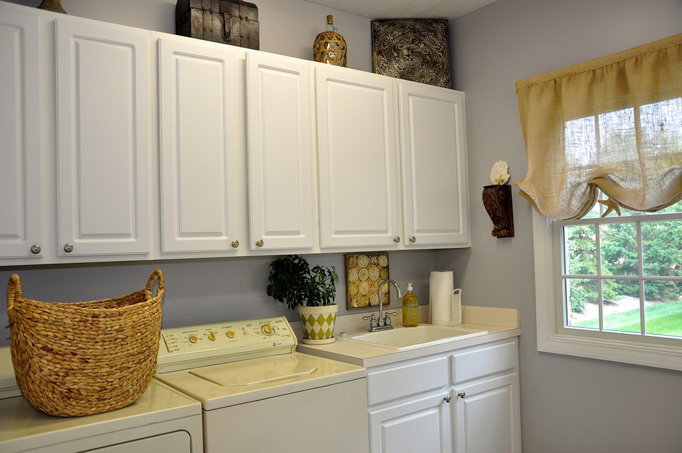 Example of a classic laundry room design in Cleveland