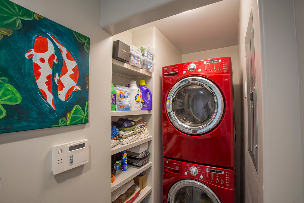 ハワイにある高級な小さなトロピカルスタイルのおしゃれな洗濯室 (白い壁、上下配置の洗濯機・乾燥機) の写真