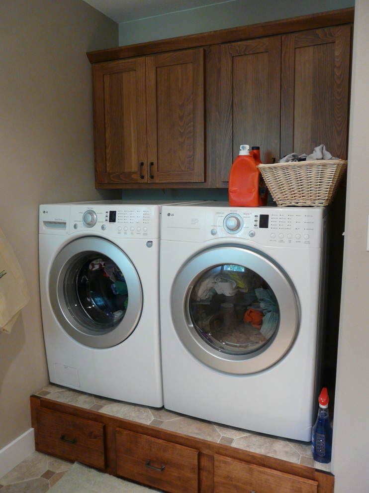 Laundry room - craftsman laundry room idea in Cedar Rapids
