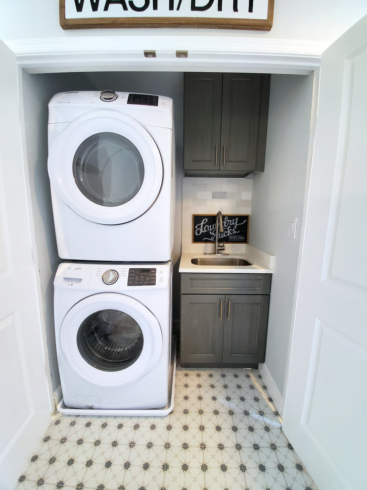 Foto di una lavanderia moderna di medie dimensioni