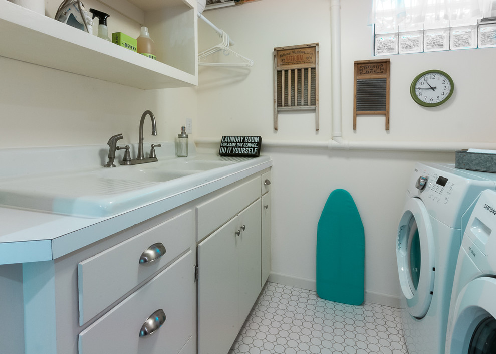 Immagine di una piccola sala lavanderia shabby-chic style con lavello stile country, ante lisce, ante bianche, top in laminato, pareti beige, pavimento con piastrelle in ceramica e lavatrice e asciugatrice affiancate