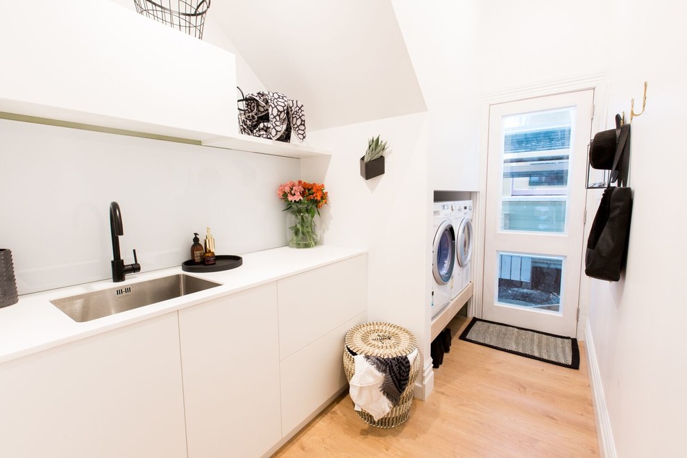 Inspiration for a scandinavian laundry room remodel in Auckland