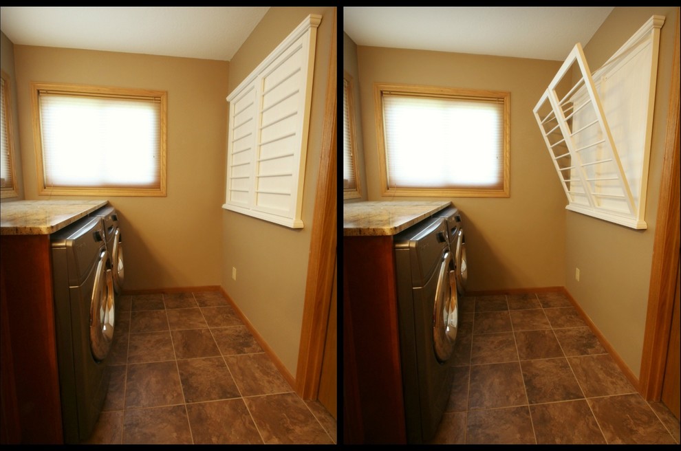Modelo de cuarto de lavado lineal actual de tamaño medio con encimera de granito, paredes beige, suelo de baldosas de cerámica y lavadora y secadora juntas