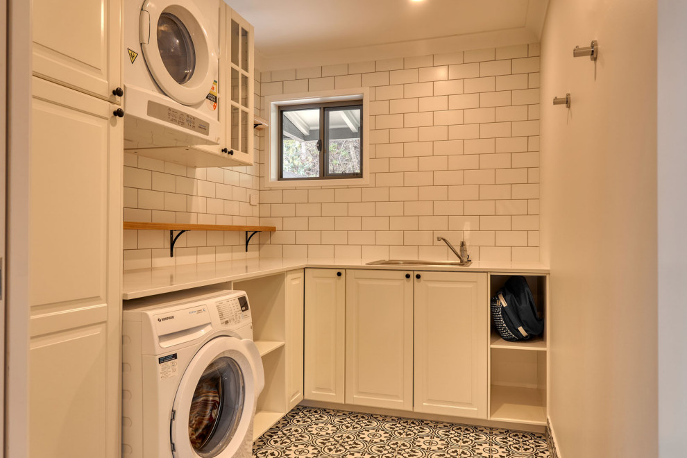 Imagen de cuarto de lavado en L romántico de tamaño medio