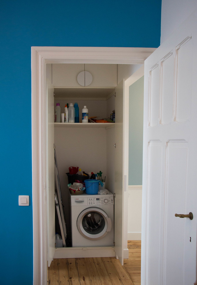 Example of a trendy laundry room design