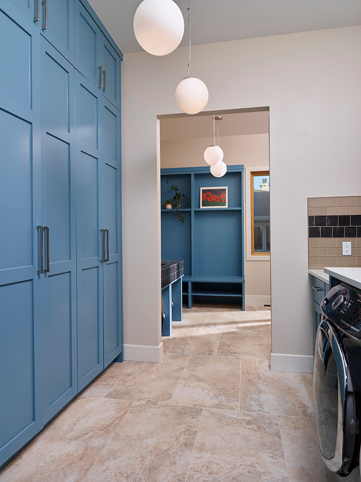 Esempio di una lavanderia multiuso minimalista con ante blu, top in quarzite, pareti beige, pavimento in gres porcellanato e lavatrice e asciugatrice affiancate
