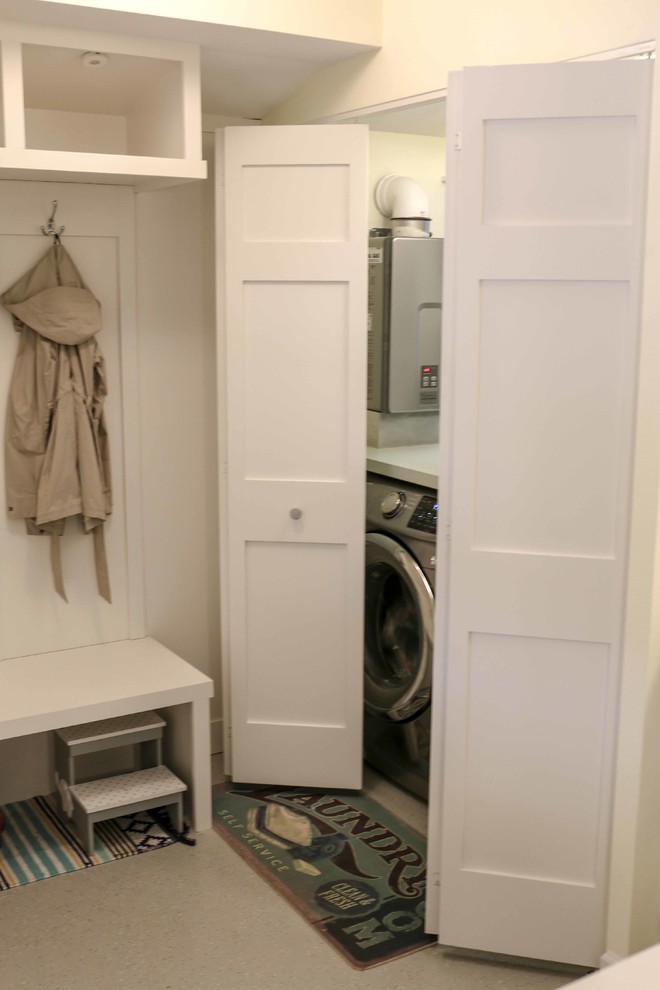 Immagine di un piccolo ripostiglio-lavanderia tradizionale con ante bianche, pavimento in linoleum e lavatrice e asciugatrice affiancate