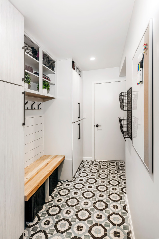 Ejemplo de lavadero actual con armarios con paneles lisos, puertas de armario grises, suelo de baldosas de porcelana y suelo multicolor