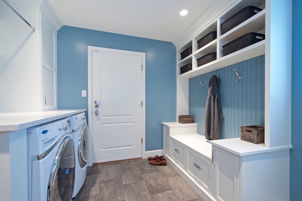 Idee per una lavanderia multiuso classica di medie dimensioni con ante in stile shaker, ante bianche, top in quarzo composito, pareti blu, pavimento in vinile e lavatrice e asciugatrice affiancate