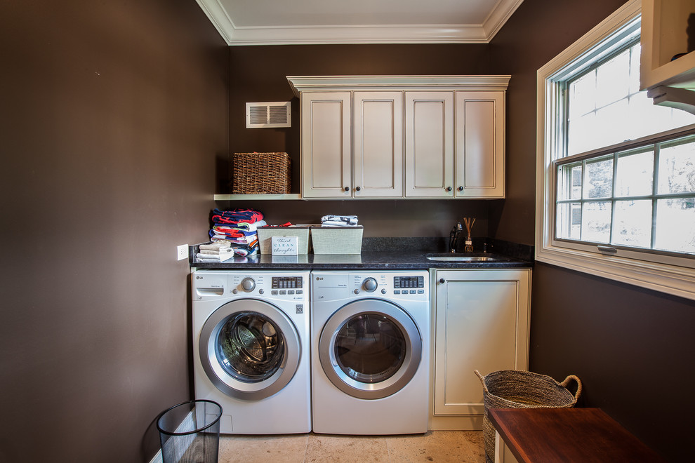 Esempio di una grande lavanderia multiuso chic con ante beige, pareti marroni, lavatrice e asciugatrice affiancate e pavimento marrone