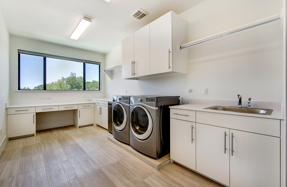 Trendy laundry room photo in Dallas