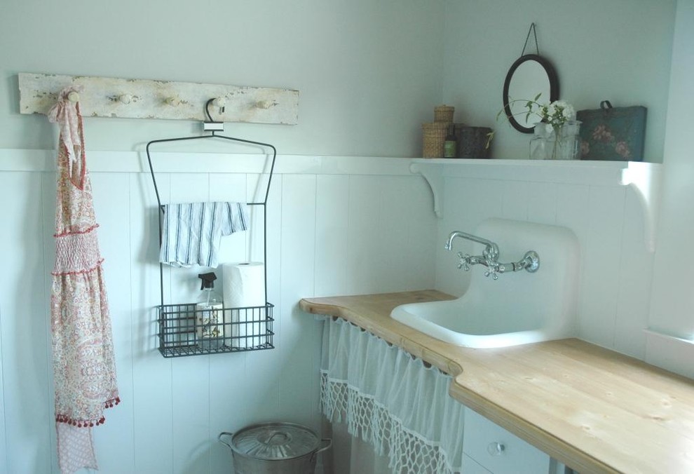 Ejemplo de lavadero romántico con fregadero encastrado, encimera de madera y encimeras beige