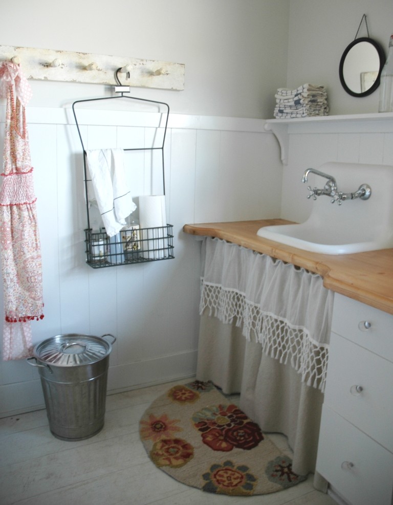 Cottage chic laundry room photo in Other