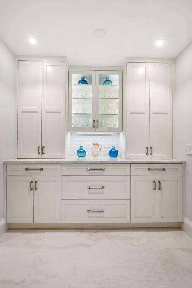Imagen de lavadero clásico renovado de tamaño medio con armarios estilo shaker, puertas de armario blancas, encimera de cuarcita y encimeras blancas