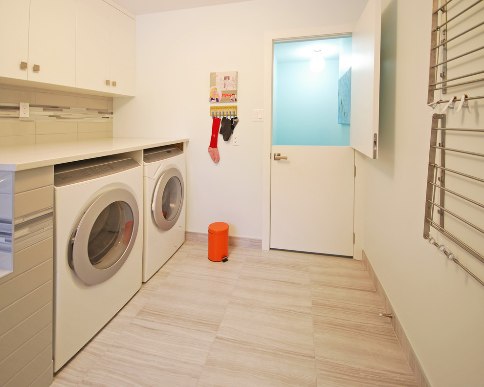 Esempio di una lavanderia multiuso minimal di medie dimensioni con ante lisce, ante bianche, top in quarzite, pareti bianche, pavimento in gres porcellanato e lavatrice e asciugatrice affiancate