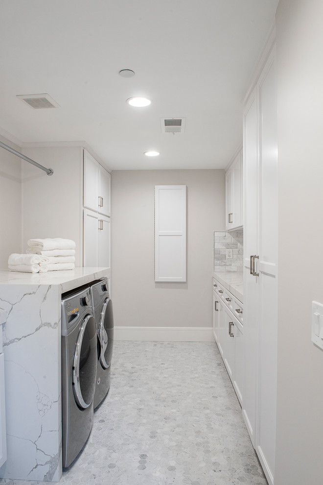 Idéer för en mellanstor modern vita parallell tvättstuga enbart för tvätt, med skåp i shakerstil, vita skåp, bänkskiva i kvarts, en tvättmaskin och torktumlare bredvid varandra, marmorgolv och grått golv