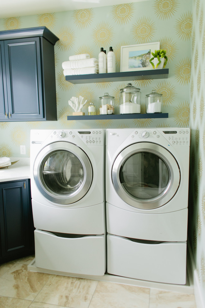 Exempel på en klassisk tvättstuga, med flerfärgade väggar och en tvättmaskin och torktumlare bredvid varandra