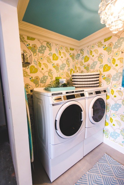 Idéer för att renovera en liten funkis parallell tvättstuga enbart för tvätt, med släta luckor, vita skåp, bänkskiva i kvarts, flerfärgade väggar, klinkergolv i keramik och en tvättmaskin och torktumlare bredvid varandra