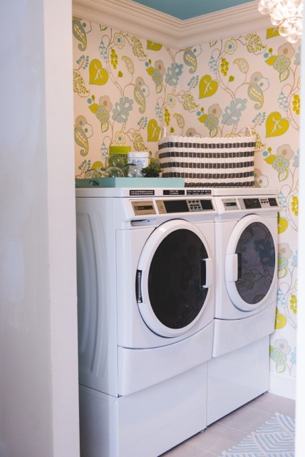 Ispirazione per una piccola sala lavanderia contemporanea con ante lisce, ante bianche, top in quarzo composito, pareti multicolore, pavimento con piastrelle in ceramica e lavatrice e asciugatrice affiancate