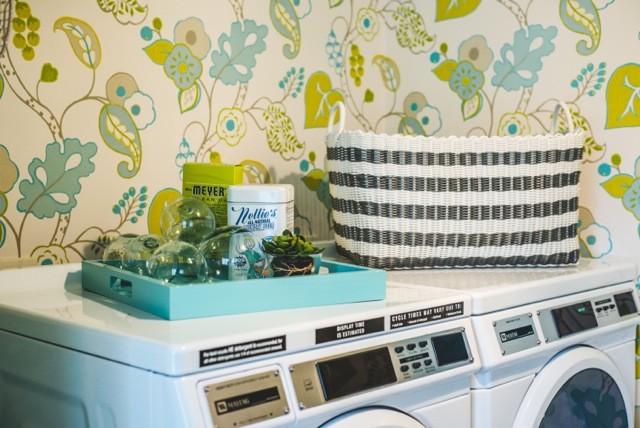 Ejemplo de cuarto de lavado de galera contemporáneo pequeño con armarios con paneles lisos, puertas de armario blancas, encimera de cuarzo compacto, paredes multicolor, suelo de baldosas de cerámica y lavadora y secadora juntas