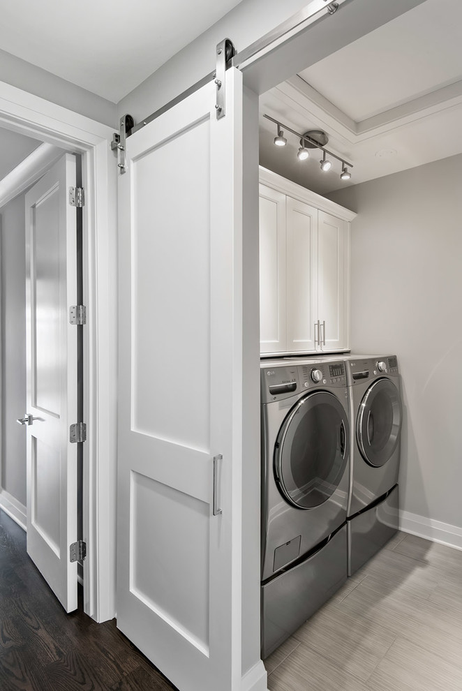 Laundry room - contemporary laundry room idea in Chicago