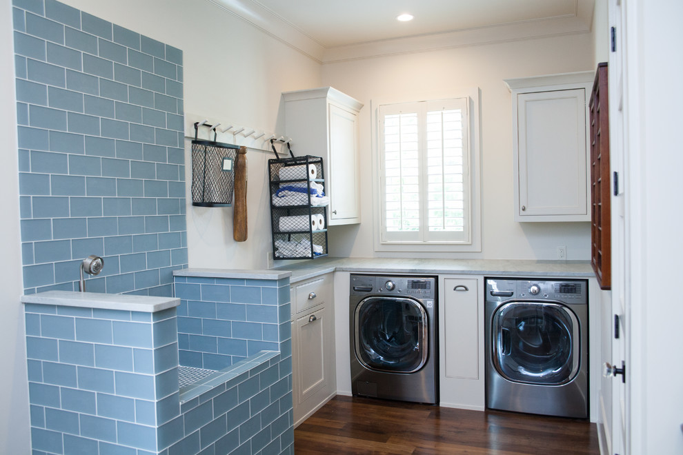 Ejemplo de lavadero multiusos y en L de estilo de casa de campo con paredes blancas, suelo de madera oscura y lavadora y secadora juntas