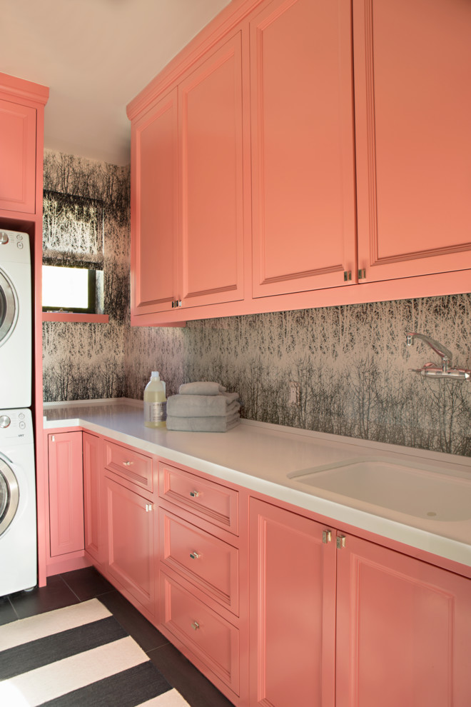Mittelgroße Stilmix Waschküche in L-Form mit Schrankfronten mit vertiefter Füllung, Keramikboden, orangefarbenen Schränken, Unterbauwaschbecken und grauer Wandfarbe in Los Angeles
