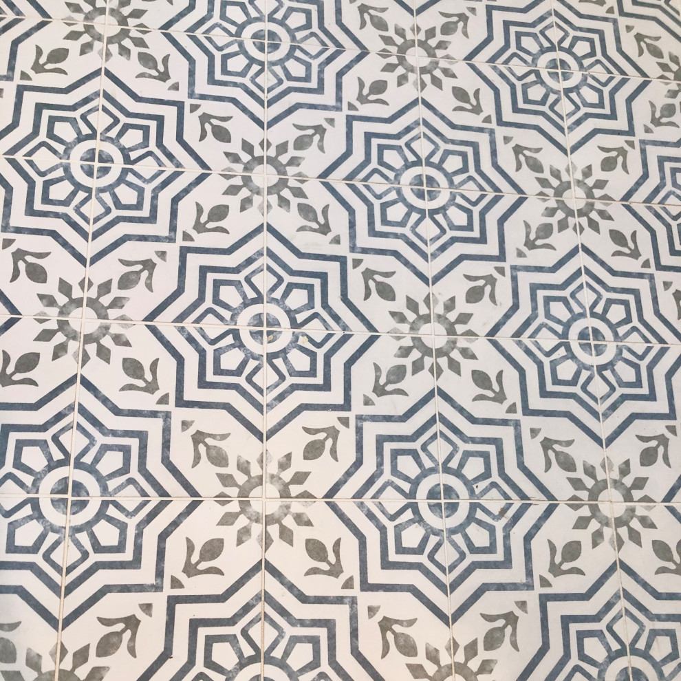 Foto di una lavanderia multiuso american style di medie dimensioni con ante in stile shaker, ante bianche, pareti bianche, pavimento con piastrelle in ceramica, lavatrice e asciugatrice affiancate e pavimento blu