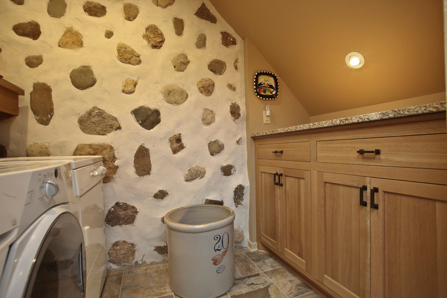 Esempio di una lavanderia boho chic con ante in stile shaker, ante in legno scuro, top in granito, pareti beige, pavimento con piastrelle in ceramica e lavatrice e asciugatrice affiancate