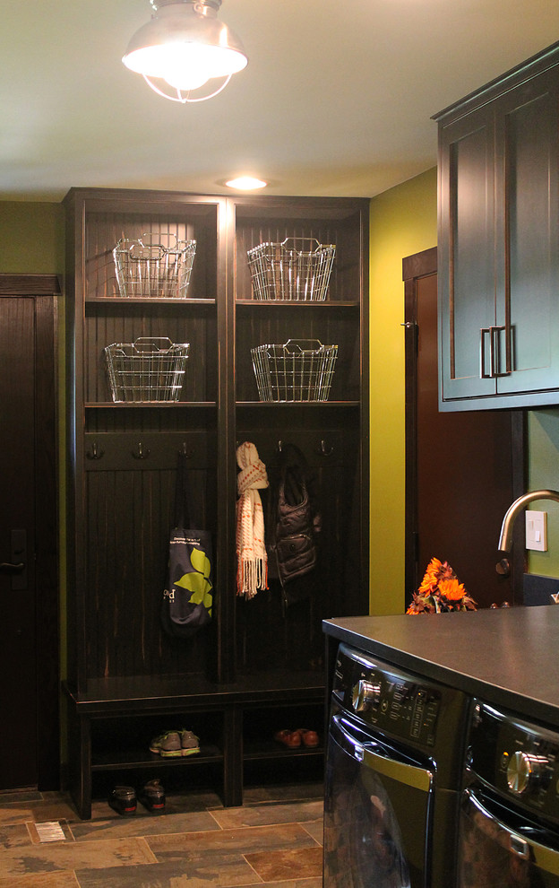 Example of a classic laundry room design in Chicago