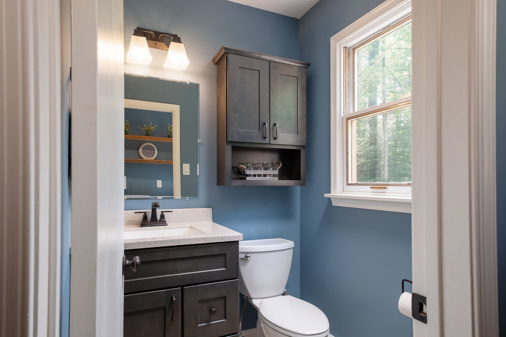 Foto på ett litet rustikt flerfärgad grovkök, med en undermonterad diskho, luckor med infälld panel, bruna skåp, bänkskiva i kvarts, blå väggar och en tvättmaskin och torktumlare bredvid varandra