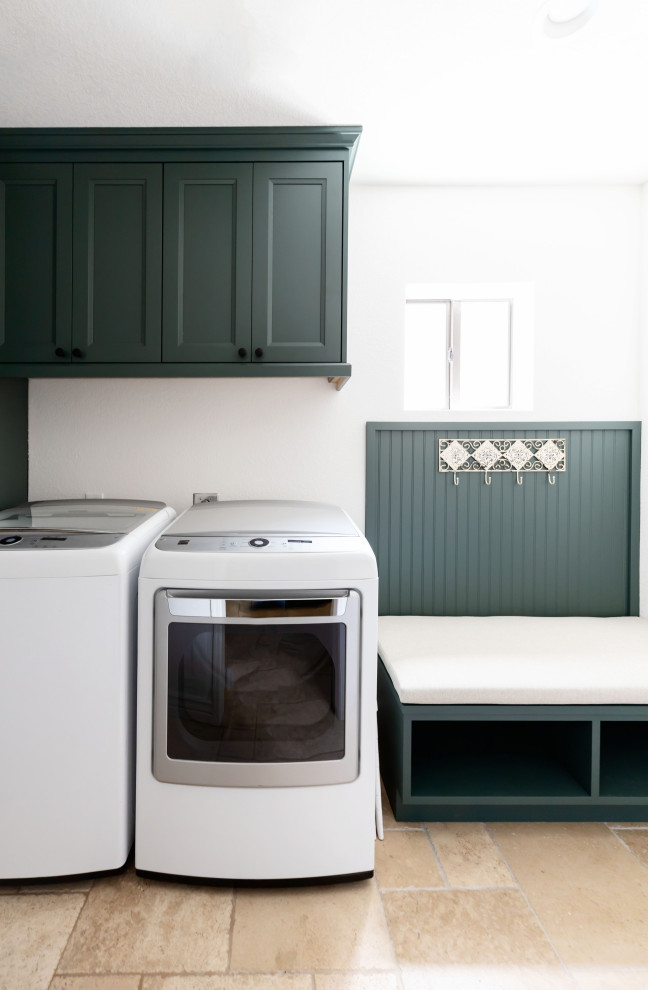 Foto på en mellanstor lantlig tvättstuga, med en rustik diskho, skåp i shakerstil, gröna skåp, beiget golv, vita väggar, travertin golv och en tvättmaskin och torktumlare bredvid varandra