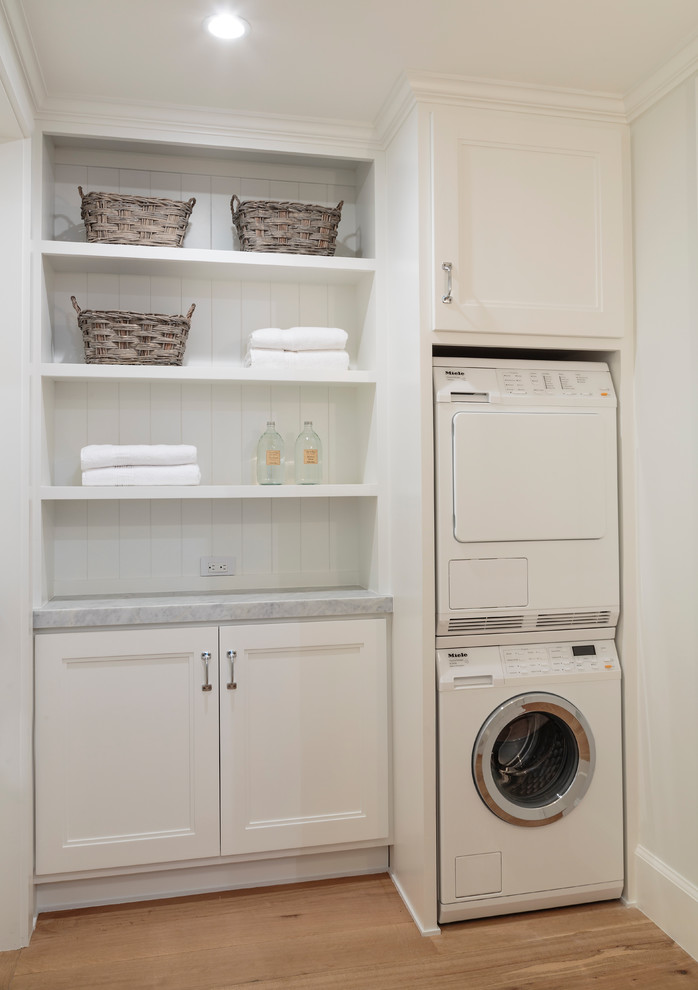 Immagine di una lavanderia costiera con lavatrice e asciugatrice a colonna