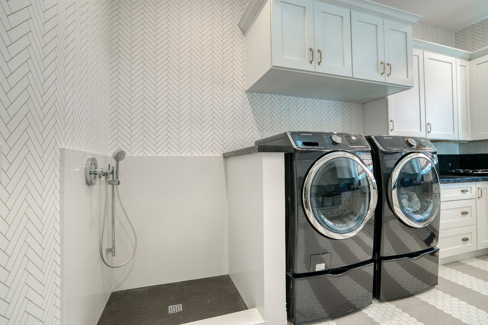 Mittelgroße Moderne Waschküche in U-Form mit Landhausspüle, Schrankfronten im Shaker-Stil, weißer Wandfarbe, Waschmaschine und Trockner nebeneinander, grauem Boden und schwarzer Arbeitsplatte in Phoenix