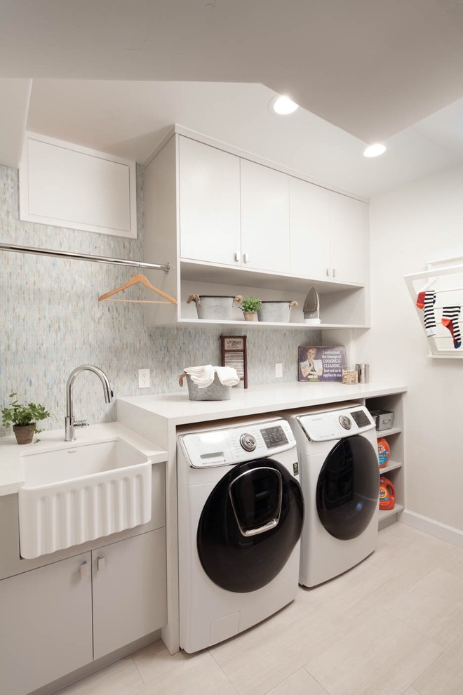 Ejemplo de lavadero moderno de tamaño medio con armarios con paneles lisos, puertas de armario negras, paredes grises y suelo de baldosas de porcelana