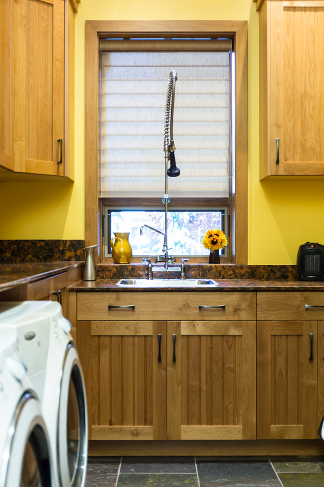ソルトレイクシティにあるラスティックスタイルのおしゃれな家事室 (コの字型、インセット扉のキャビネット、淡色木目調キャビネット、左右配置の洗濯機・乾燥機) の写真