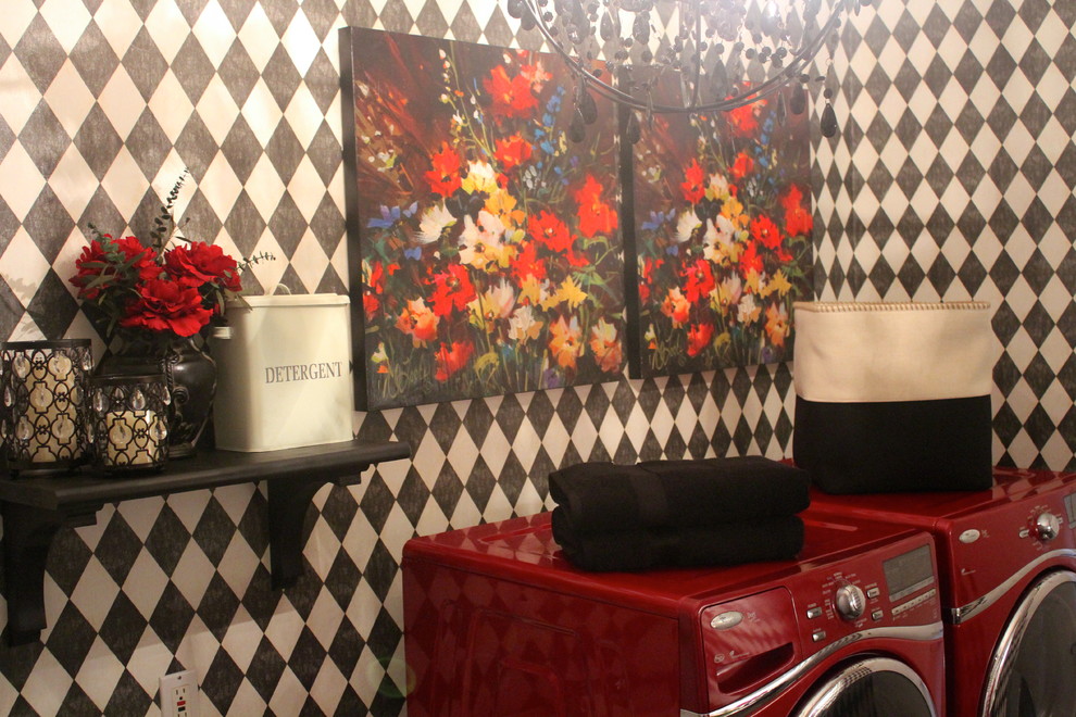 Foto di una sala lavanderia stile shabby di medie dimensioni con lavatrice e asciugatrice affiancate, lavatoio, ante con bugna sagomata, ante bianche, top in legno, pareti multicolore e parquet scuro
