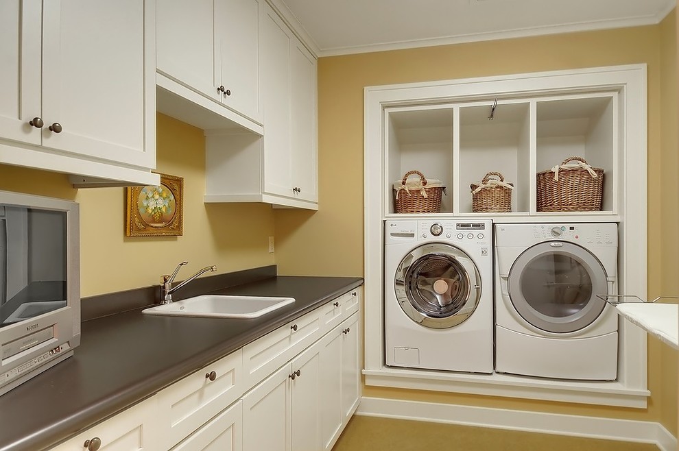 Diseño de lavadero de estilo americano con encimeras grises y paredes marrones
